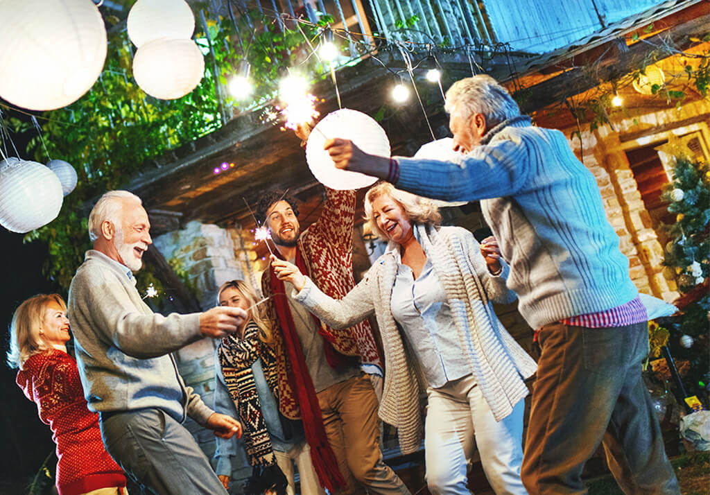 Un grupo de seis personas de diferentes edades y sexos bailando, sonriendo y disfrutando de la vida