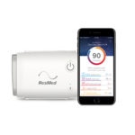 Imagen de un AirMini y un teléfono con la aplicación myAir abierta.