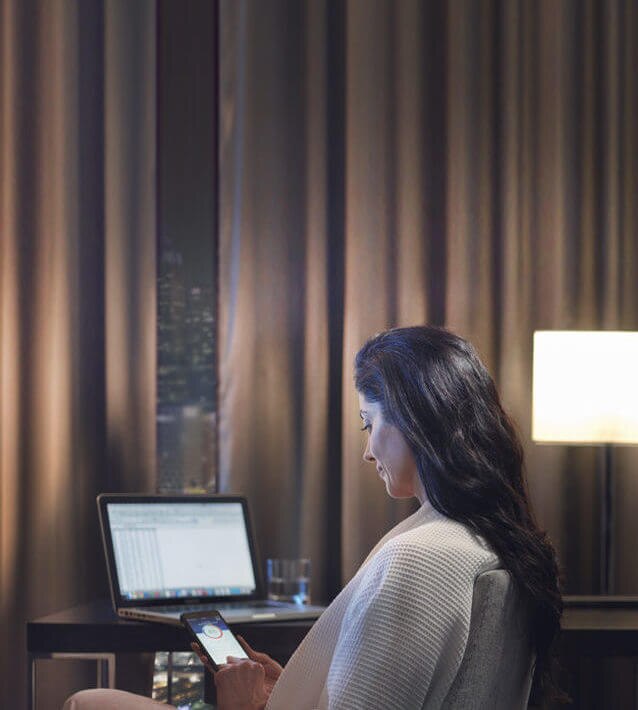 Mujeres mirando su teléfono