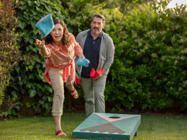  Pareja jugando al cornhole