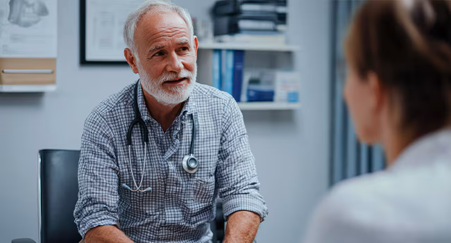  Médico hablando con un paciente
