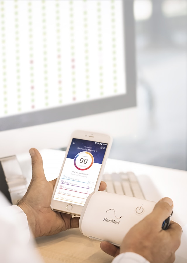 Imagen de una persona configurando la aplicación myAir con un AirMini.