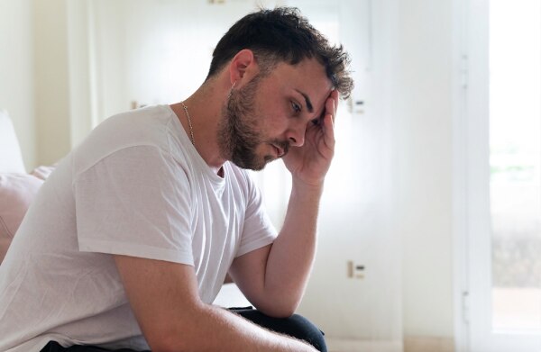  hombre con dolor de cabeza